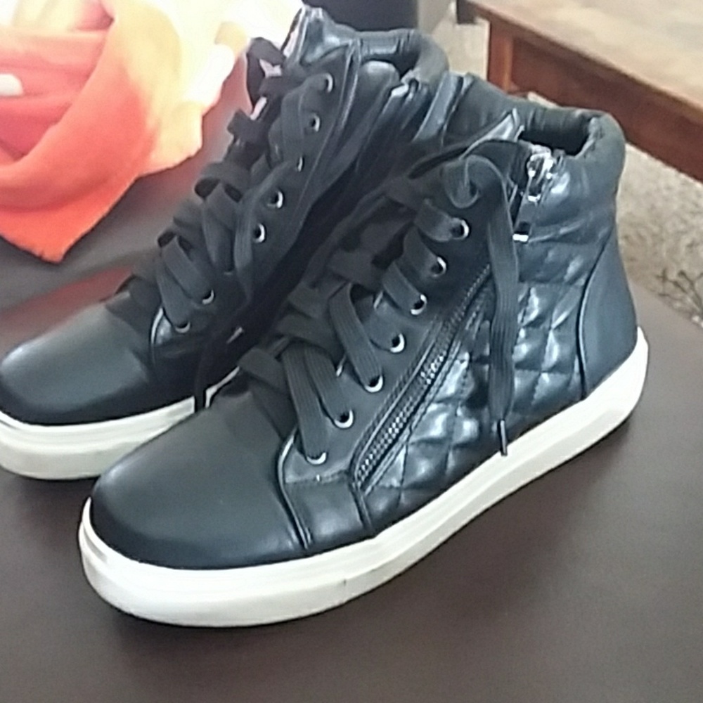 Size 9 Bucco womens high top shoes